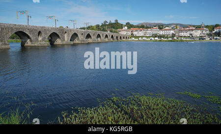 PONTE DE LIMA, PORTUGAL - 2. SEPTEMBER 2017: Römische Brücke über den Rio Lima in Ponte de Lima auf dem Jakobsweg am 2. September 2017 in Por Stockfoto