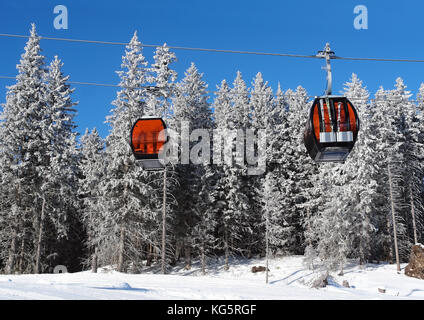 Aussicht auf zwei Seilbahn Kabinen und schneebedeckte Bäume im berühmten Skigebiet Fichte. Stockfoto