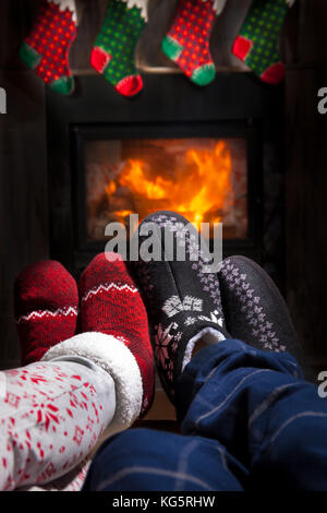 Weihnachten Konzept - Familie vor dem Kamin. zwei Paar verzierten Weihnachten Socken. Stockfoto
