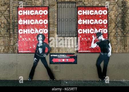 Schild an der Außenseite des Ambassador Theater lädt Passanten ein posieren für ein Foto. Das Theater inszeniert Chicago Das Musical. Stockfoto