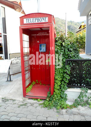 Alte Replik Britische rote Telefonzelle verwendet als Touristenattraktion vor einer Bar in Icmeler, Provinz Mugla, Türkei Stockfoto