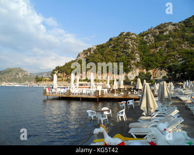 Ponton aus Holz Sitzecke auf dem öffentlichen Strand, Icmeler, Provinz Mugla, Türkei, Europa. Stockfoto