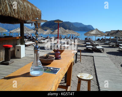 Einer der vielen Strandbars am öffentlichen Strand in Icmeler, Provinz Mugla, Türkei, Europa Stockfoto