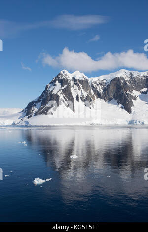 Die schneebedeckten Berge, Lemaire Kanal, Antarktis Stockfoto