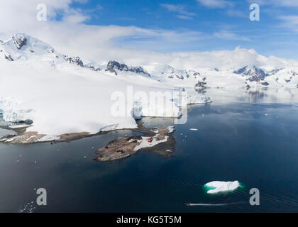 Antenne Waterboat Point und González Videla Antarktisstation, Paradies, Hafen, in der Antarktis. Stockfoto