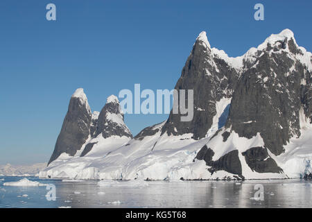 Una Gipfel, am Eingang der Lemaire Kanal, Antarktis Stockfoto