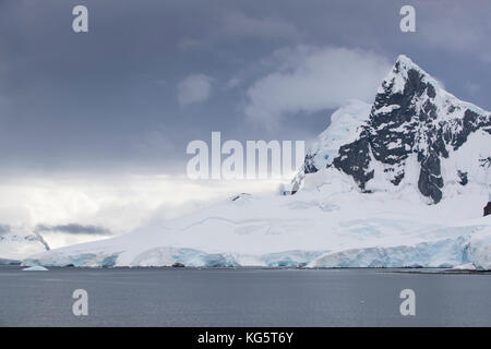 Schneebedeckte Berge, Antarktische Halbinsel Stockfoto