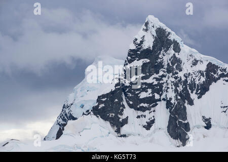 Schneebedeckte Berge, Antarktische Halbinsel Stockfoto