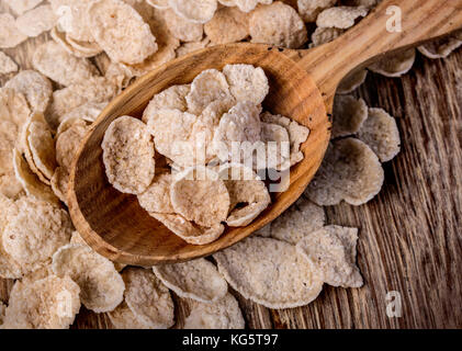 Oat Ähren auf einem Holztisch, Haferflocken. Stockfoto