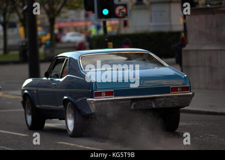 Umweltschädliche Abgase alten Oldtimer auf der Straße defekt Emissionen grün Ampel auf dem George Square Glasgow berüchtigt für ihre Luftverschmutzung Stockfoto