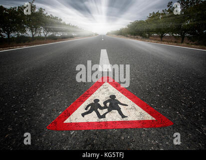 Zeichen Zebrastreifen auf Asphaltstraße Nahaufnahme Hintergrund Stockfoto