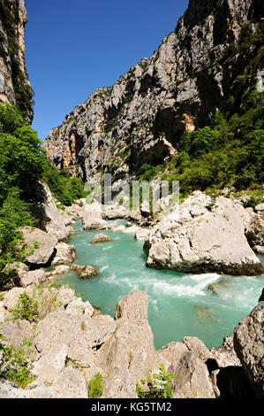 Türkisfarbenes Wasser des Verdon-Flusses entlang des Imbut Trail, Verdon Gorge, Frankreich Stockfoto