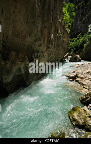 Fluss Verdon und Felswand entlang imbut Trail, Verdon, Frankreich Stockfoto