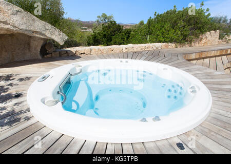 Ein Pool in einer schönen Villa in Sardinien Stockfoto