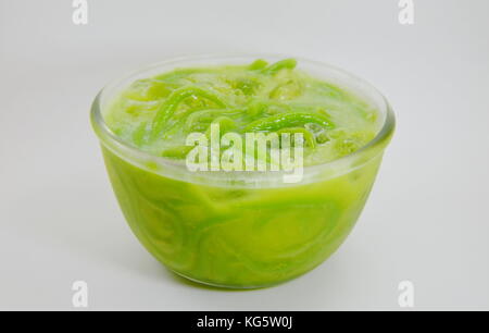 Lod Chong thailändisches Dessert in Kokosmilch auf weißem Hintergrund Stockfoto