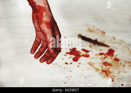 Eine blutige Hand im Hintergrund ein Messer auf einem weißen vintage Holz schmutziger Boden. Das Konzept der Haushalt Verbrechen und Gewalt Tatort murd Stockfoto
