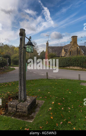 Alte Laterne post am Dorfplatz in Stanton, Gloucestershire Stockfoto