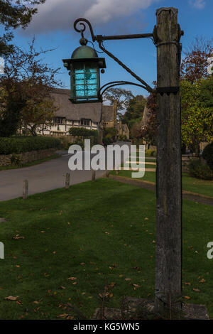 Alte Laterne post am Dorfplatz in Stanton, Gloucestershire Stockfoto