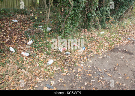 Die gedumpten Getränkedosen in Iver, Buckinghamshire Stockfoto