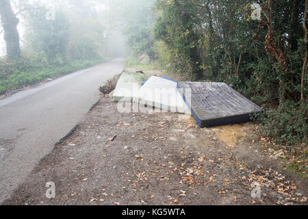 Frische fliegen - Trinkgeld für Bettmatratzen und Bauherren Abfälle in Iver, Buckinghamshire, Großbritannien Stockfoto