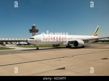 Eine Ethiopian Airlines Boeing 777-300ER (evtl. ET-APX) Ebene am Washington Dulles International Airport (IAD), Dulles, VA, Vereinigte Staaten rangieren. Stockfoto