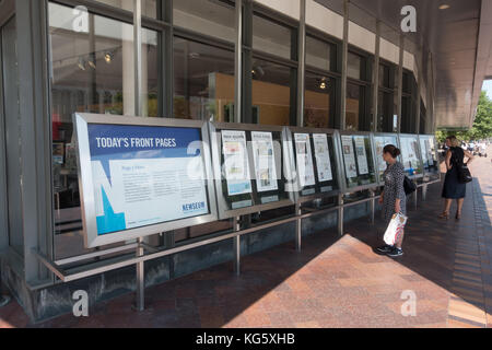 Linie der Tageszeitungen außerhalb der Newseum interactive Museum in Washington DC, USA. Erste Änderung Stockfoto