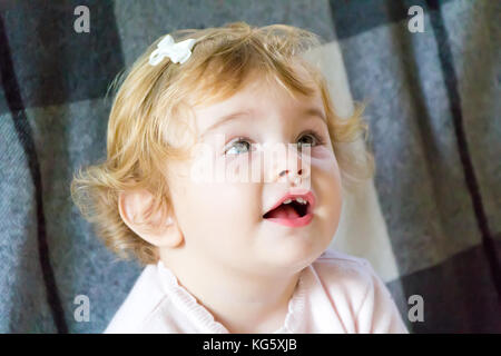 Bild des Schönen cute cute Gähnen Baby girl Stockfoto