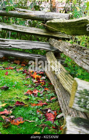 Holzzaun Kennzeichnung grenzen an historischen Mabry Mill auf dem Blue Ridge Parkway in Virginia. Stockfoto