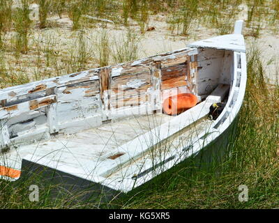 Verfallene Landverschlossene Skiff am Strand von Yorktown, Virginia. Stockfoto