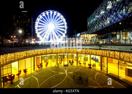 Bibliothek von Birmingham und im Winter Attraktionen und große Rad am Centenary Square Stockfoto