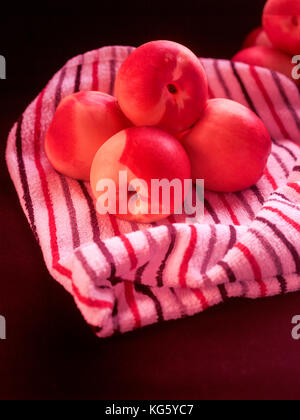 Pfirsiche auf striped Tee - Handtuch Stockfoto