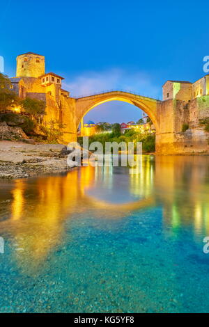 Mostar, Bosnien und Herzegowina - Abend auf der Stari Most oder Alte Brücke, den Fluss Neretva Stockfoto