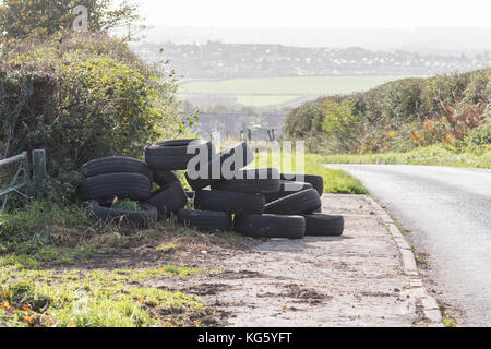 Fliegen Sie das Kippen von Reifen an der Seite einer Landstraße etwas außerhalb des Dorfes Barnburgh, Doncaster, South Yorkshire, England, Großbritannien Stockfoto