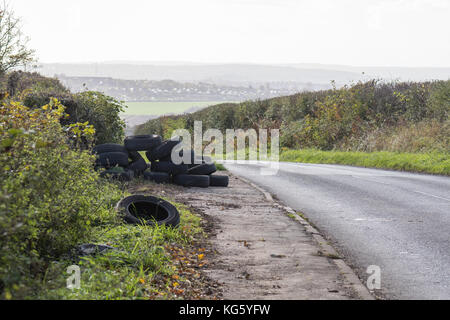 Fliegen Sie das Kippen von Reifen an der Seite einer Landstraße etwas außerhalb des Dorfes Barnburgh, Doncaster, South Yorkshire, England, Großbritannien Stockfoto