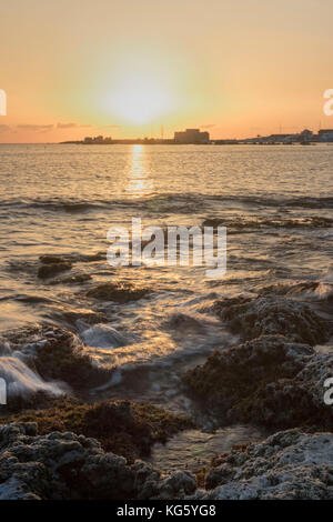 Sonnenuntergang Meer und Turning Tide Hafen von Paphos, Paphos, Zypern, Mittelmeer Stockfoto