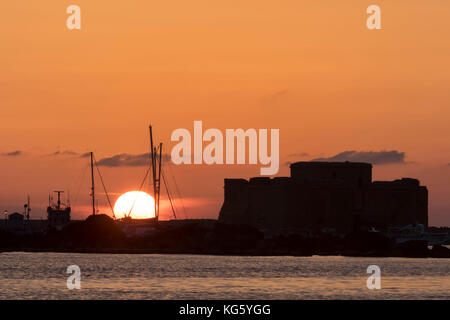 Sonne untergeht neben Fort Paphos, Zypern, Mittelmeer Stockfoto