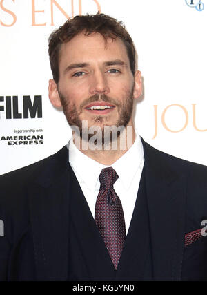 Oct 06, 2017 - Sam Claflin an 'Journey's End' Europäische Premiere, Odeon Leicester Square in London, England, Großbritannien Stockfoto