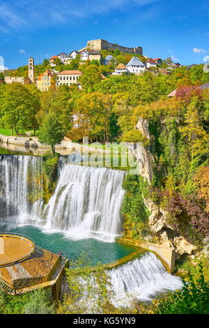 Pliva river Wasserfall und das Schloss aus dem 14. Jahrhundert, jajce Stadt, Bosnien und Herzegowina Stockfoto