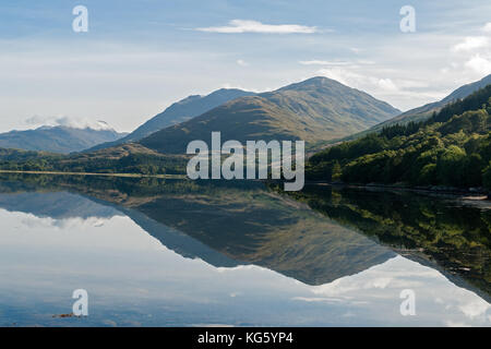 Spiegelungen der Berge im Loch Creran - Schottland, Großbritannien Stockfoto