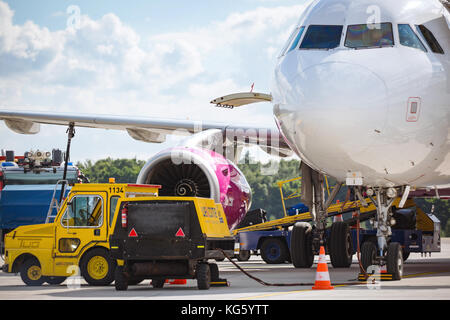 Wizz Air Airbus A320-232 (ha-lyr) vorbereiten, die für die Aufbringung und nehmen Sie vom Flughafen Luton aus Szczecin goleniow Flughafen in Polen nach London Stockfoto