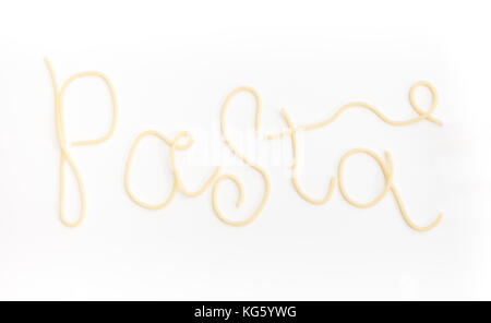 Wort Pasta ist mit einfachen gekochten Spaghetti pasta geschrieben, auf weißem Hintergrund. Stockfoto