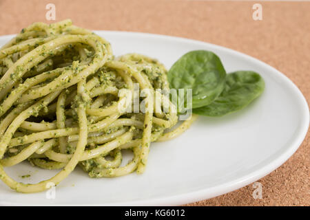 Spaghetti Pasta mit Pesto in Weiß Teller, closeup Hintergrund. Stockfoto