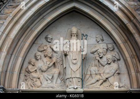 Mauerwerk Darstellung von st. Patrick und Anhänger Stockfoto