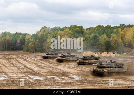 Deutsche Kampfpanzer Laufwerke auf dem Schlachtfeld Stockfoto