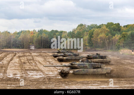 Deutsche Kampfpanzer Laufwerke auf dem Schlachtfeld Stockfoto