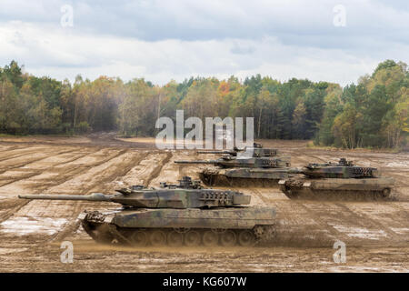 Deutsche Kampfpanzer Laufwerke auf dem Schlachtfeld Stockfoto