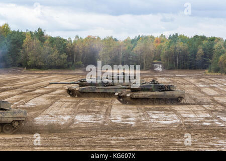 Deutsche Kampfpanzer Laufwerke auf dem Schlachtfeld Stockfoto