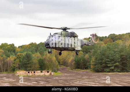 Deutsche militärische Hubschrauber Flüge über Schlachtfeld Stockfoto