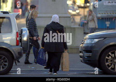 Asiatische Familienflüchtlinge bekleideten Hijab-Schal auf der Straße im britischen muslimischen moslem Stockfoto