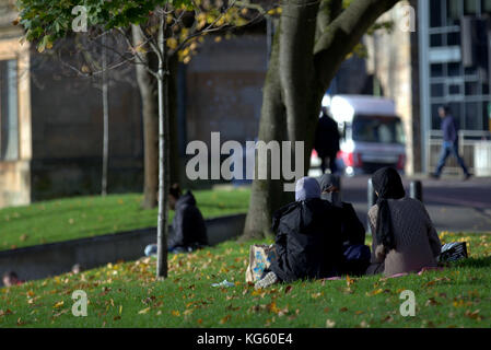 Asiatische Familie Flüchtling gekleidet hijab Schal auf der Straße in der britischen muslimischen moslemischen